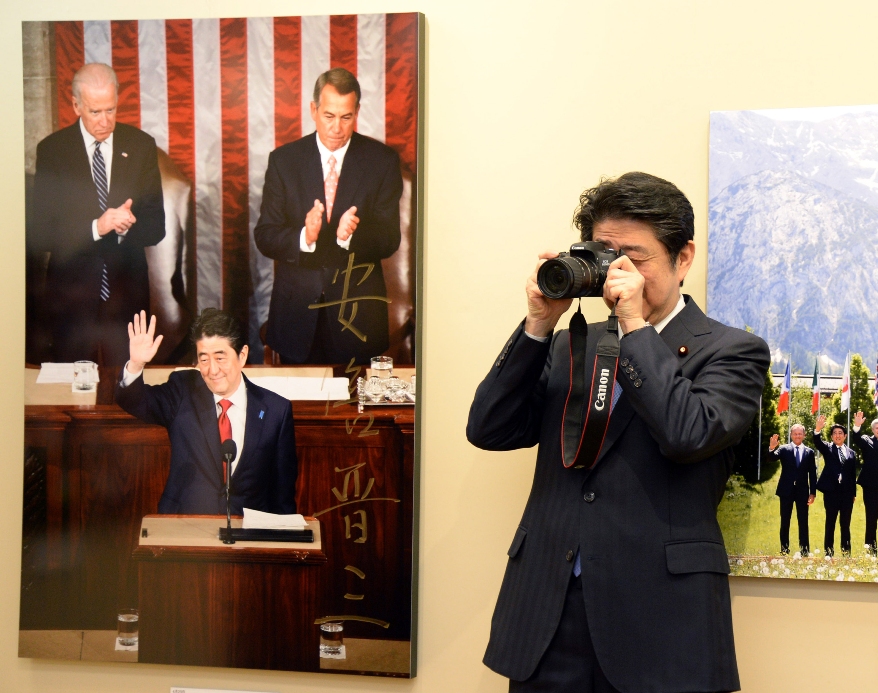 Prime Minister Abe as a cameraman　